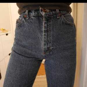  - Lee jeans! Storlek 28, avklippta i benen! Höga i midjan. Sitter snyggt på! Köpta här på plick med tyvärr blivit förstora på mig. Färgen beskrivs bäst på bild nr. 2.  +45 i frakt 