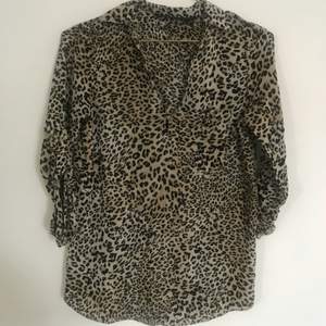 Leopardmönstrad blus från Zara