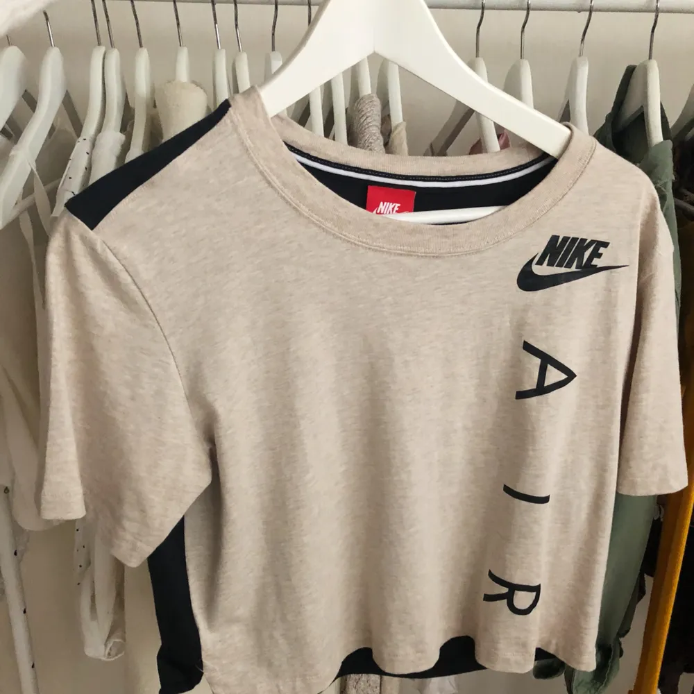 T-shirt från Nike. Köpt i Barcelona. Endast använd en gång.  Gratis frakt!  . T-shirts.