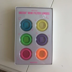  - Säljer helt oanvända filter till INSTAX MINI 8 & 9 kameran!  Oöppnad kartong, inhandlad på urban outfitters i Amsterdam. Säljes pga att jag hade fel kamera hemma.....,   Finns att hämta i sthlm, kan även skickas men då tillkommer frakt.