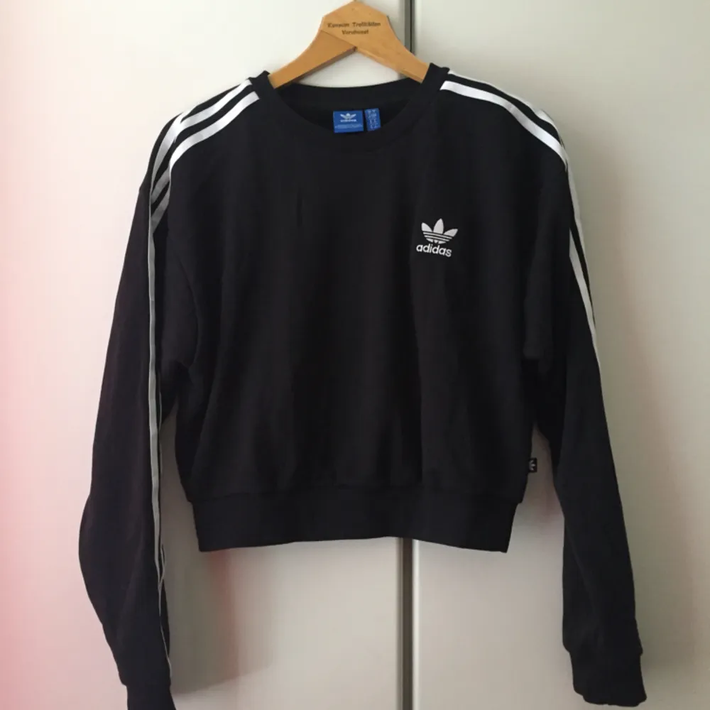 Svart magtröja, Adidas. Storlek S. Jättefin och bara använd en gång. Förtjänar att bli använd!. Hoodies.