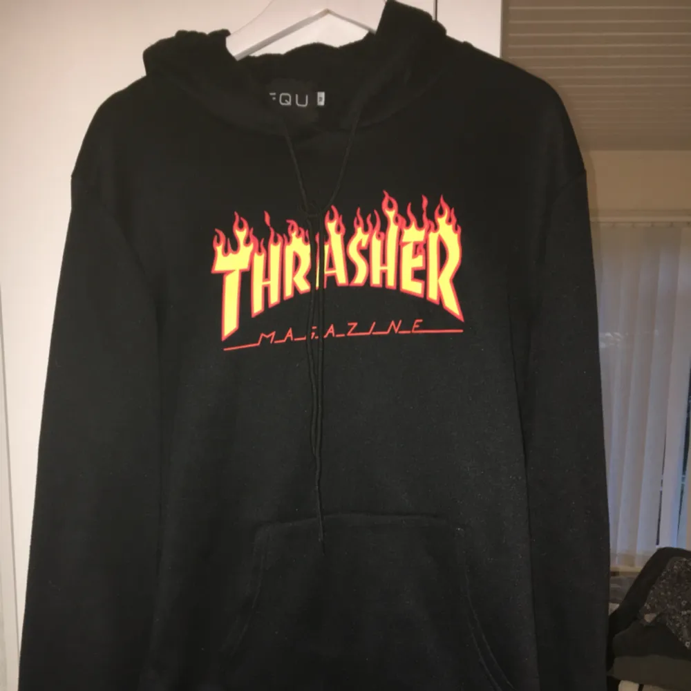 Fake thrasher hoodie i gott skick, använd fåtal gånger. Frakt betalas av köparen . Tröjor & Koftor.