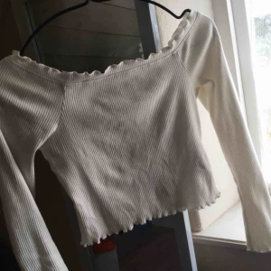  - Off shoulder tröja från Gina, använd men i bra skick.  Plus frakt