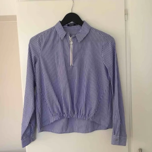  - Aldrig använd, superfin skjort-liknande tröja från Bershka. Köparen står för frakt