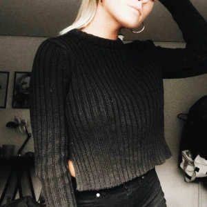  - Svart stickad tröja med liten slits på sidan. Från hm