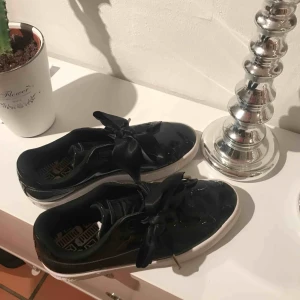 - Puma heart patent svarta glansiga skor med sidenband. Säljer för att mina fötter är för breda för ”skoformen” & därför är de endast använda ett fåtal gånger! Ord. Pris: 999kr