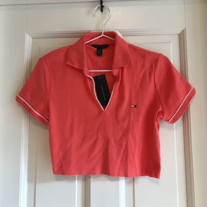  - Omstylad pike från Tommy Hilfiger. Aldrig använd med etikett kvar.