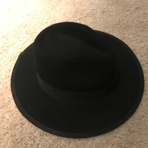  - Hatt från & Other Stories Svart Strlk 56, M Aldrig använd Nypris: 390kr