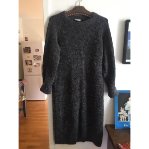  - Snygg grå stickad långtröja/klänning från Weekday!  Säljer denna pga för liten för mig. Står XS, men då Weekday är lite större i sina storlekar så passar den utmärkt på en S-M.  Den är helt perfekt på hösten/vintern.  Nypris: 700