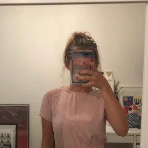  - Oanvänd kortare topp från & other stories i lite sidenaktigt material, superfin och superskön!!💖