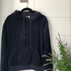  - ❄️Hoodie från H&M med små slitsar på båda sidorna. Modellen är lite mindre i längd än en vanlig men inte så kort att jag skulle säga den är en ”magtröja” längd. ❄️frakt tillkommer 