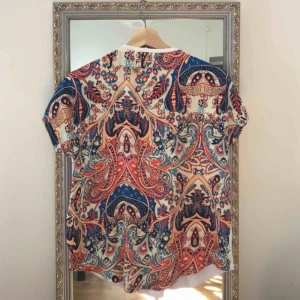  - Snygg t-shirt med mönstrad rygg