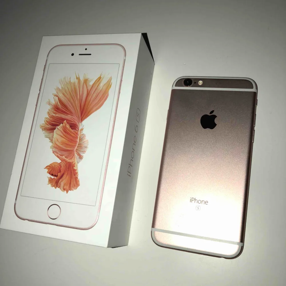 iPhone 6s 32GB i rosé gold/ vit! Byt skärm En gång men annars inget fel på mobilen, inga sprickor eller programfel! 😍. Övrigt.