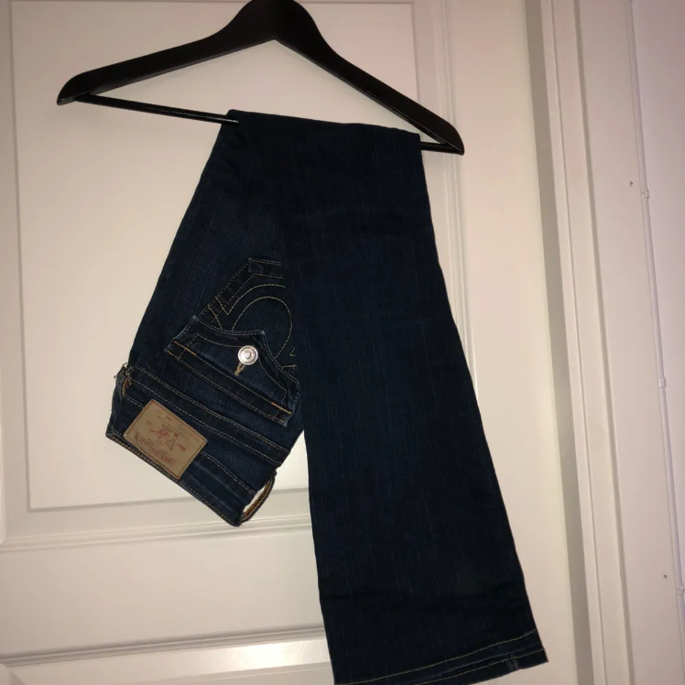 Äkta mörkblå bootcut true religion jeans, säljs pga att de används för sällan. Möts i sthlm elr frakt ❤️. Jeans & Byxor.