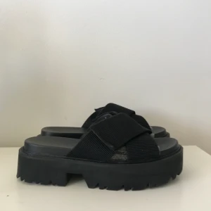  - As sköna platå sandaler från Zara, använda en gång! Svarta remmar med kardborreband och ett svagt glittrigt plastband som går över foten 