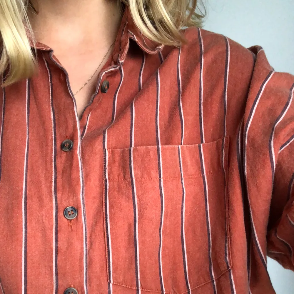 Oversized ”farfars” skjorta från urban outfitters. Använd fåtal gånger. OBS! Läs i min beskrivning gällande möte runt om i Sverige/frakt. Skjortor.