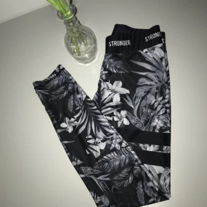  - Super snygga Stronger tights storlek M. Tyvärr passade dom inte mig. Passar S/M. Bara testade och tvättade. Nypris: 649kr frakt tillkommer :)