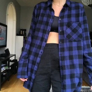  -  Rutig flanellskjorta från monki. Storlek XS men passar större. Möts upp i Stockholm annars tillkommer frakt! 