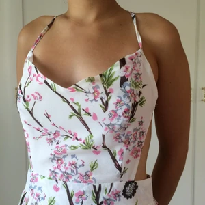  - Långklänning i fint skick, använd en gång, öppen rygg. Kan mötas upp i Uppsala eller fraktas. Fraktkostnad tillkommer.