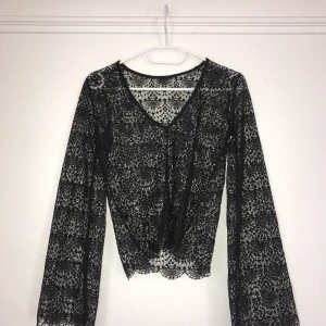  - Transparent spets blus i storlek XS-S. Ärmar i flare modell! Använd 1 gång :) 