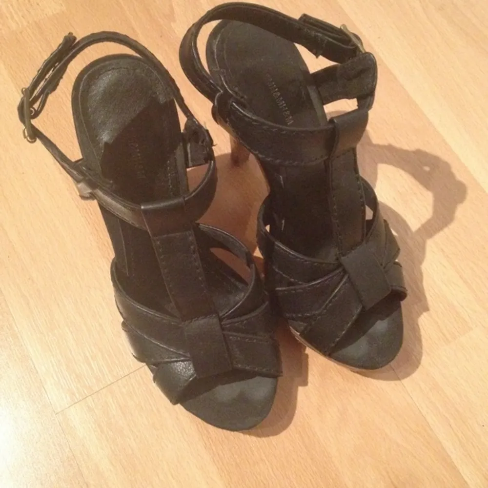 Svarta sandaletter fr H&M, använda 1 ggn. 11,5 cm klack. Nypris 299 kr. . Övrigt.