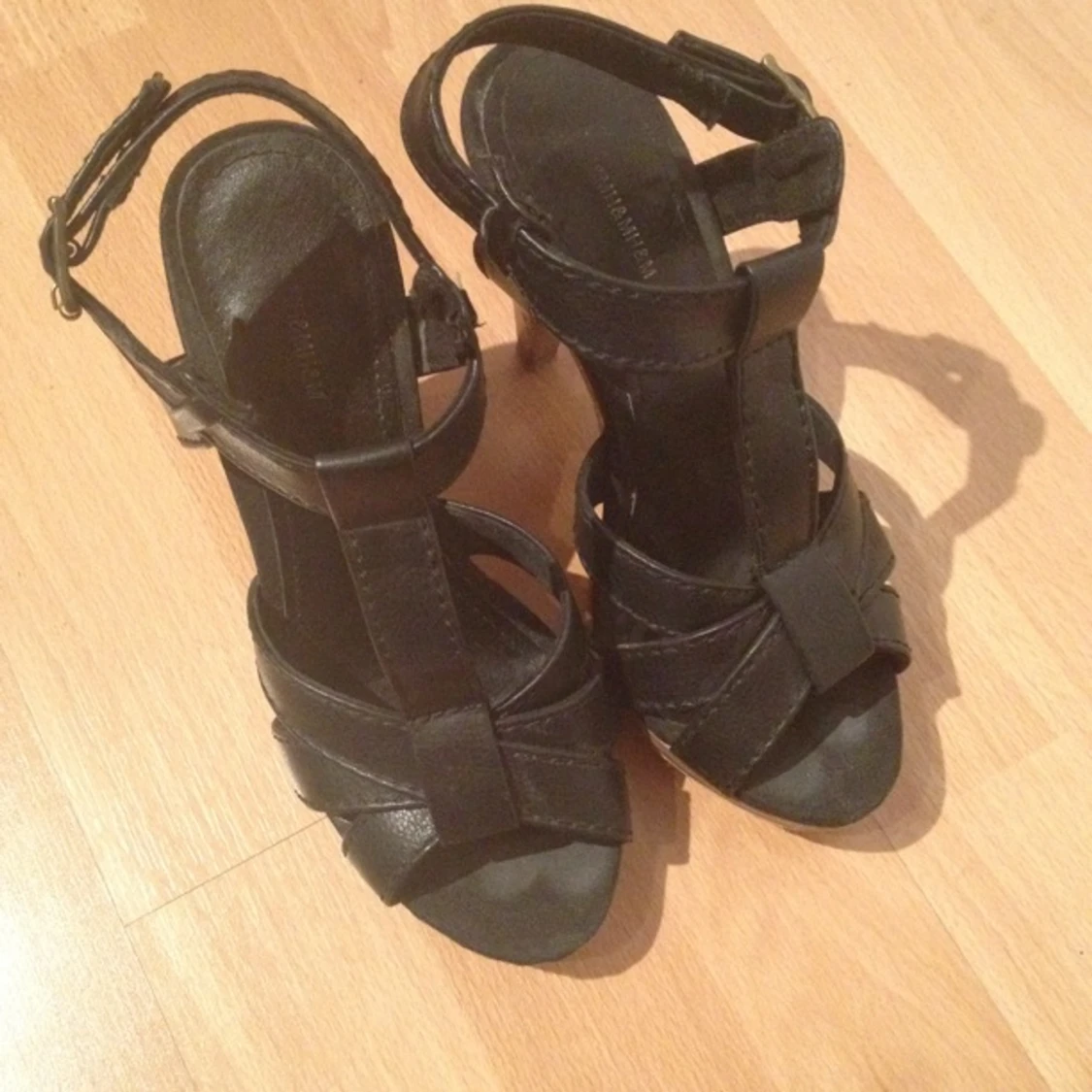 Svarta sandaletter fr H&M, använda 1 ggn. 11,5 cm klack. Nypris 299 kr.  - 1391611429