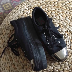  - Jeffrey campbell flatforms med silvrig två.  Snygg och skön platå i storlek 36. Frakt tillkommer 