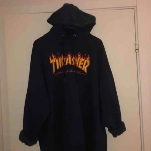  - En mörkblå äkta Thrasher hoodie storlek XL, väldigt mysig oversize! 150 kr + frakt 🌹