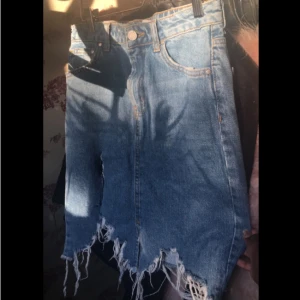  - En väldigt somrigt jeanskjol, som jag har använt fåtal ggr. Den är lite sönder visar bild på andra sidan råkade ta sönder den när jag cyklade, annars är den väldigt fin och hel👌