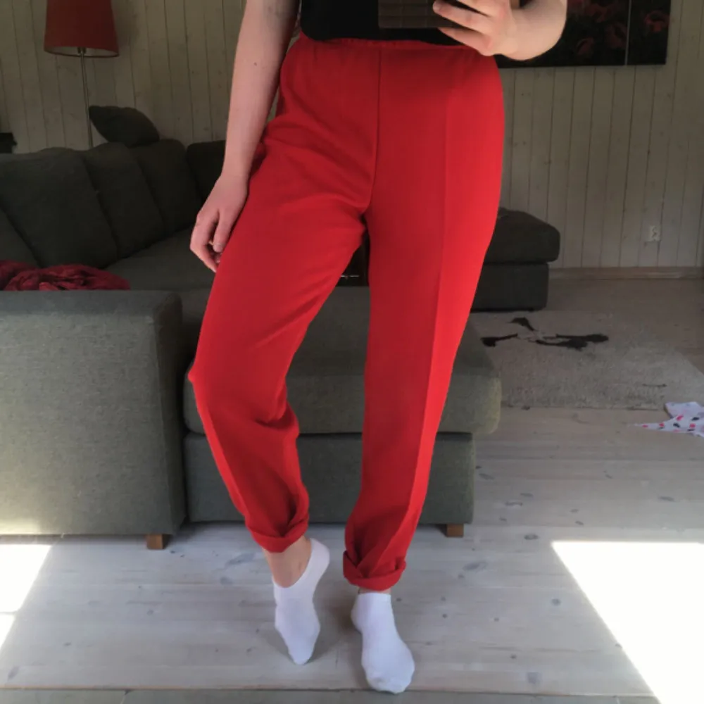 Ett par skitsnygga röda byxor!! Showstopper definitivt. Funkar nog från S-L då det är resår i midjan 💋. Jeans & Byxor.