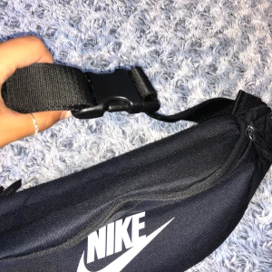  - Fanny pack från Nike, super cool och perfekt för en outfit. Hur mkt plats som helst.