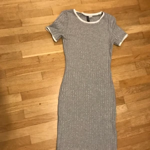  - Sommarklänning storlek S. Sitteter relativt tajt. Frakt 15kr eller möts upp i Stockholm☺️