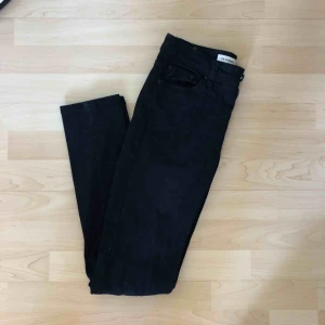  - Snygga svarta jeans inköpta från Gina tricot. Ej använda. Ev frakt tillkommer 39 kr🌿