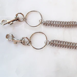  - Kedja till byxor/underdel  Enkel att ta av och på, två smala kedjor, stil ren och snygg detalj på en outfit! 