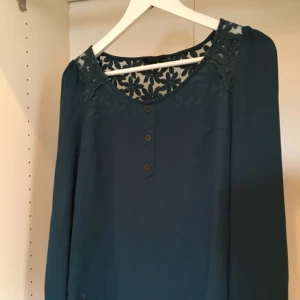  - Jätte Fin blus , köpt utomlands. Så gott som ny! 