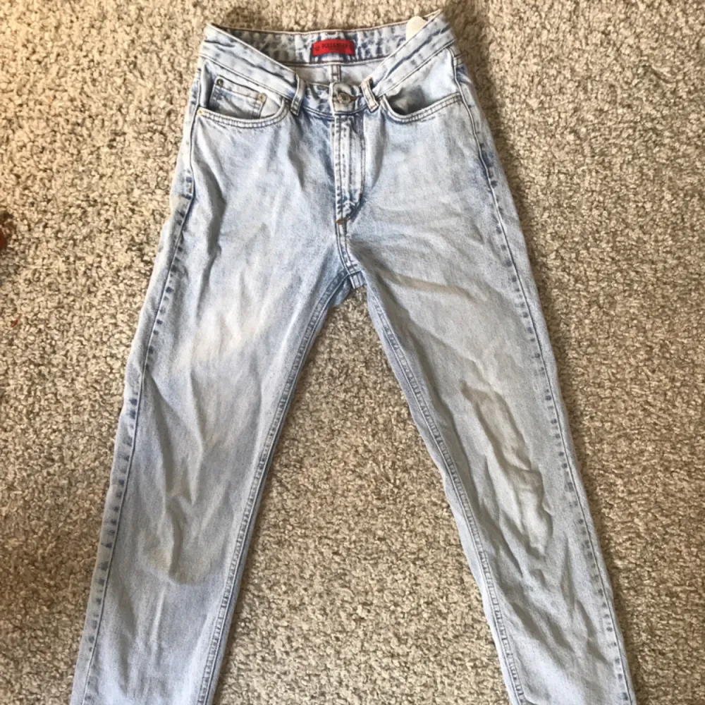 Superfina Levis- liknande jeans från Pull & Bear, köpta förra sommaren och i Toppskick!!! Kan skickas för 50 kr!✨ Storlek 25, ca 34 i eu storlek . Jeans & Byxor.