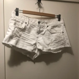  - Klassiska vita jeans shorts