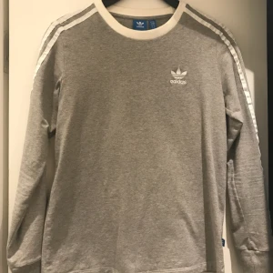  - Adidas tröja i storlek 36/S Som ny