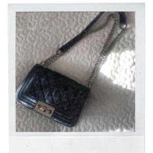  - Blå väska från bikbok. Lite skadad på knäppet annars som ny! Frakt tillkommer! 