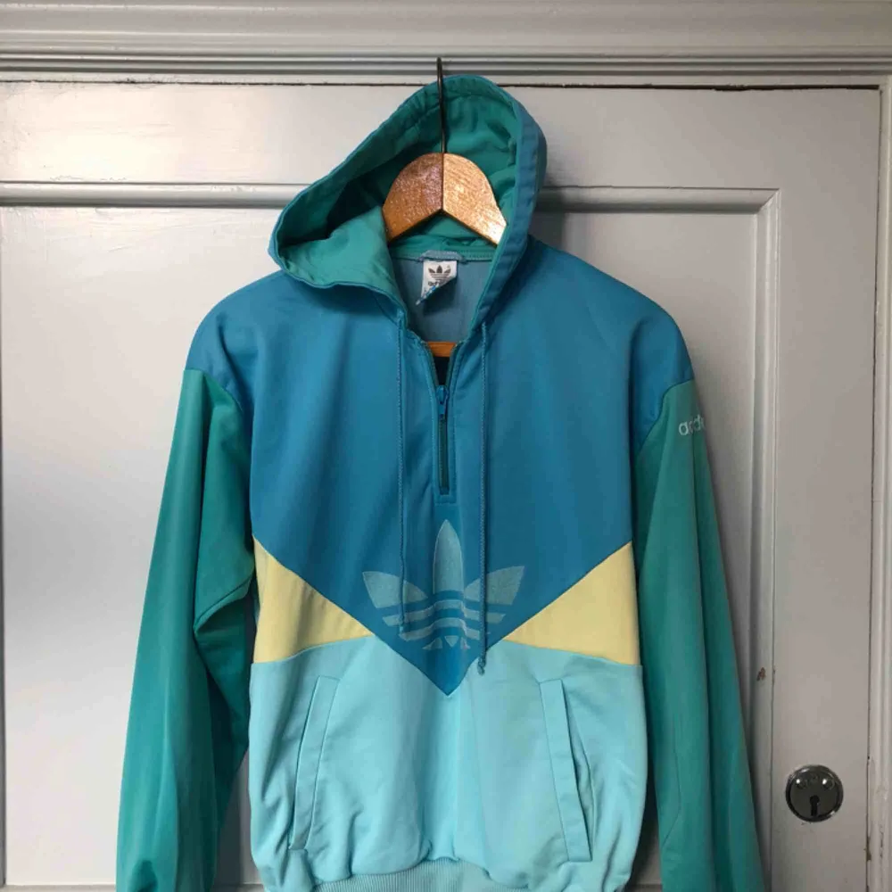 Megafet vintagehoodie från  adidas. 80-talet. Trevligt skick.. Hoodies.