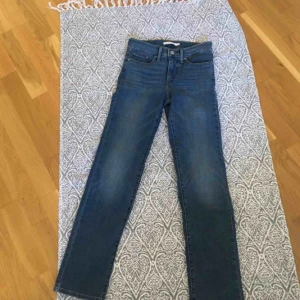  - Strechiga och lite rakare nedtill, modell 314. Sitter jättesnyggt och skönt men dessa är tyvärr lite för korta för mig. Endast provade så i princip oanvända i nyskick. Midjan är 25 men passar också mig som normalt är w26. Fraktar helst!