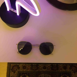  - Solglasögon Köparen står för frakt!!