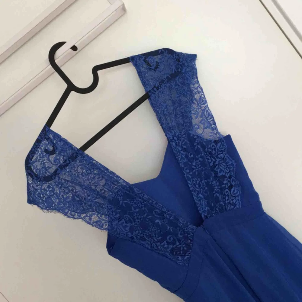 Blå lång klänning använd några ggr , frakt ingår 🌸 för mer bilder skicka pm . Klänningar.