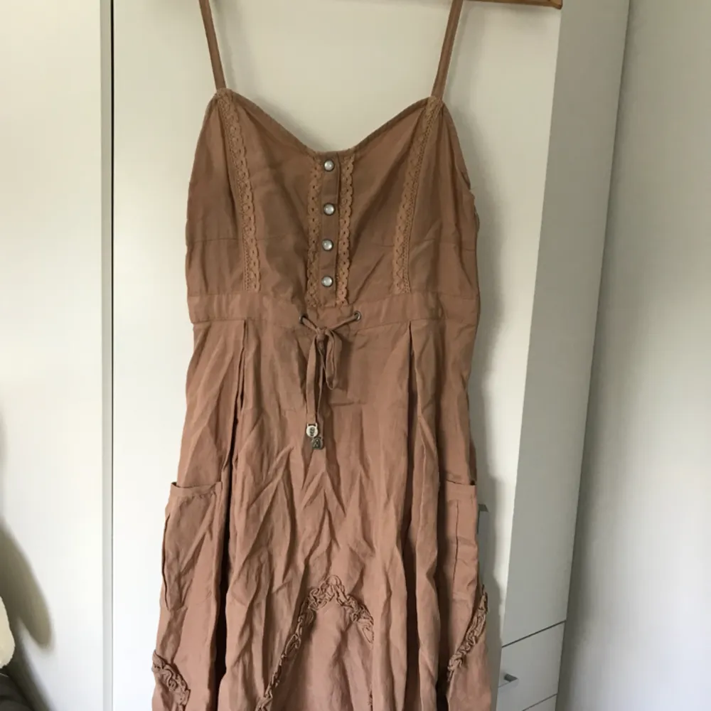 Säljer denna Odd Molly klänning som aldrig har kommit till användning. I storlek 0, alltså XS. . Klänningar.
