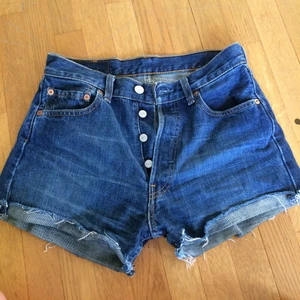  - Blåa Levisshorts. Superfina och förtjänar att användas. Köpta på Beyond Retro men i mycket bra skick. Nypris 350kr. ☀️