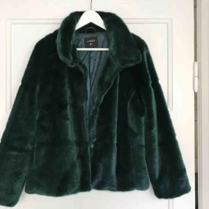  - Supermjuk fuskpäls som sålde slut förra säsongen. Välbehållen och så gott som ny i sitt skick! Ord pris 899 kr