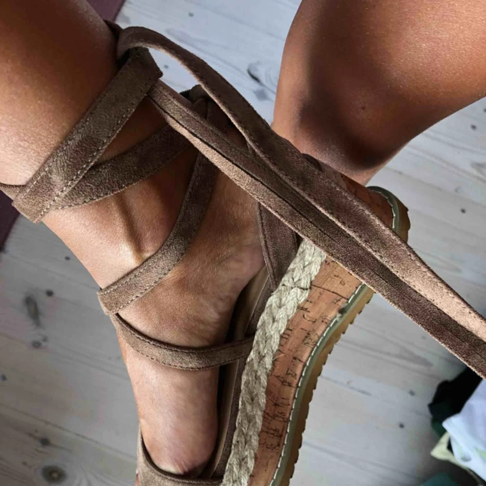 Beige/bruna platform-sandaletter i mockaimitation. Knytband. . Skor.