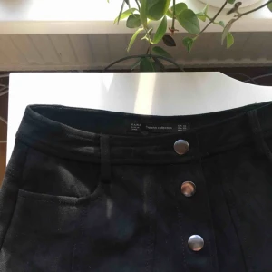 - Fin kjol i mockaimitation, helt oanvänd. Står stl XS men skulle säga att den är stl S. Frakt: 27 kr ❤️