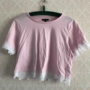  - Rosa drömmig topp med blommig spetskant  • TOPSHOP • Storlek: 38, något boxig i modellen • Bomull + polyester (spetsen) • Köpt 2hand, fint skick! • FRAKT: 9kr