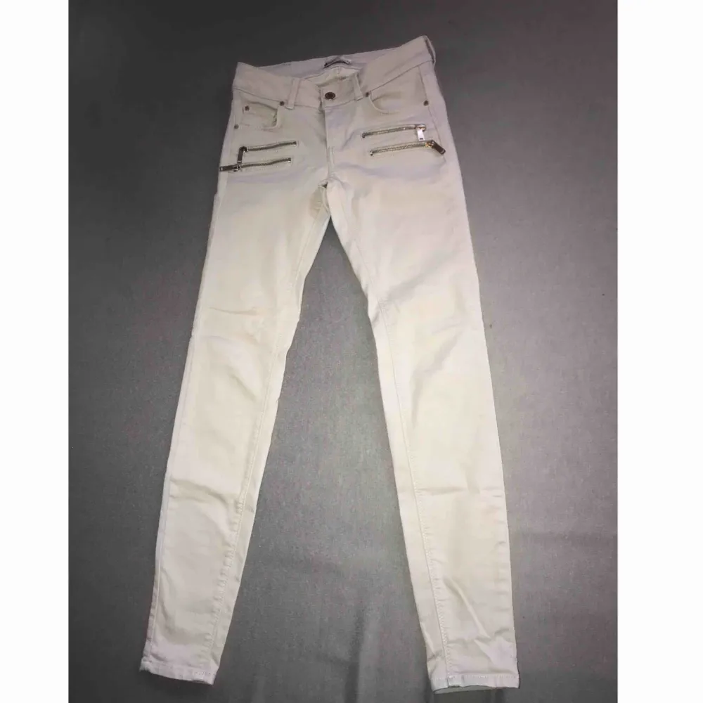 Väldigt ljusgrå jeans med dragkedjor från Gina, använda en eller två gånger så dom är i nyskick. Har inte haft nån användning av dom så därför jag säljer.. Jeans & Byxor.